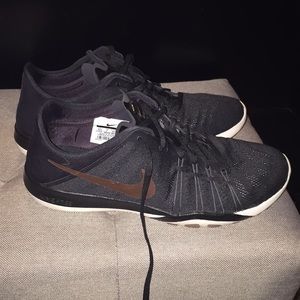Women's 9.5 Nike Free TR 6
